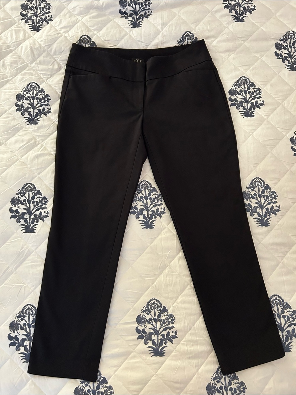 EUC LOFT Black Marisa Straight-Leg Cropped Pants Size 8, with 9” Rise